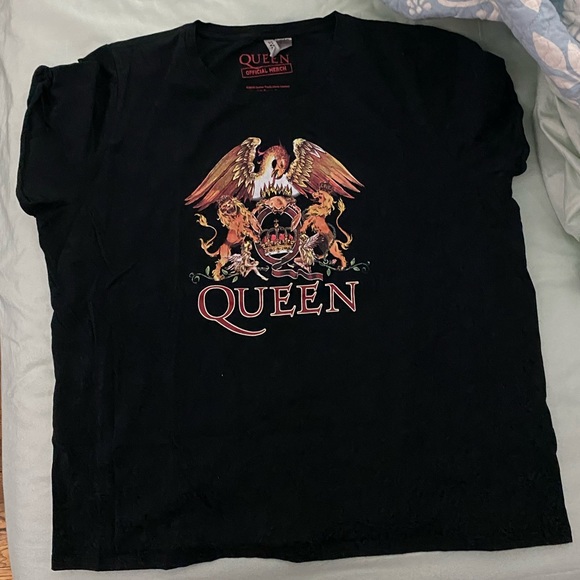 queen graphic tee